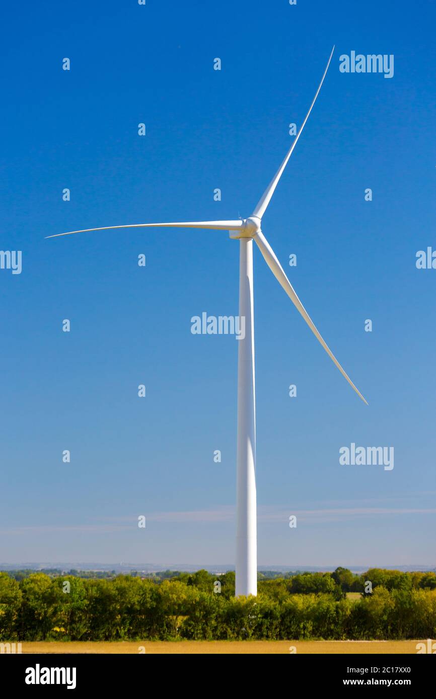 Turbine eoliche che generano elettricità con cielo blu - energia concetto di conservazione Foto Stock
