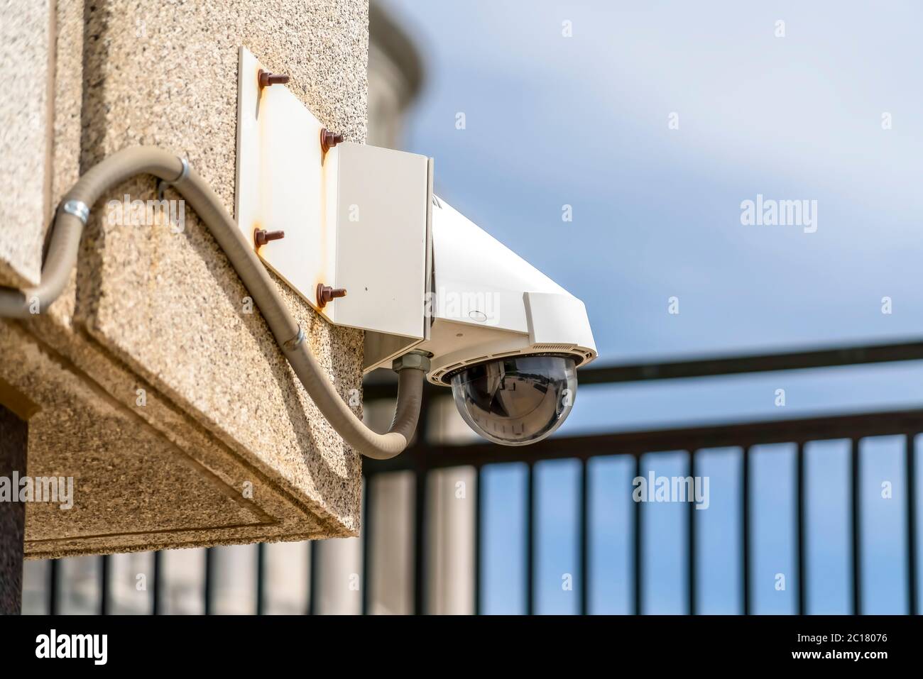 Telecamera dome di sicurezza tvcc per esterni installata sulla parete esterna di un edificio Foto Stock