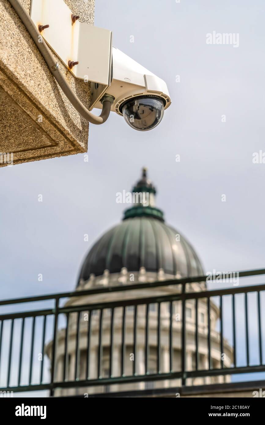 Telecamera cctv con cupola di sicurezza per esterni con sfondo Utah state Capital Building Foto Stock