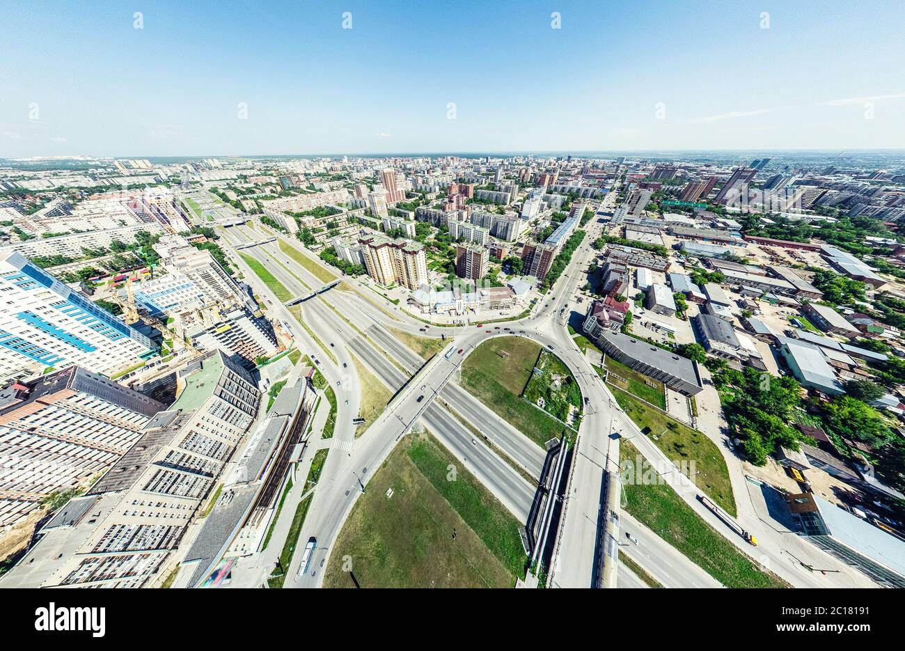 Antenna vista città con incroci e strade, case, edifici, parchi e parcheggi. Estiva soleggiata immagine panoramica Foto Stock