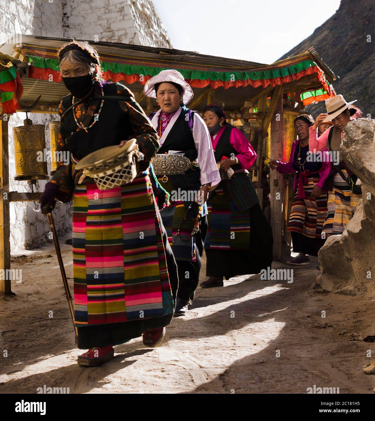 Per rendere merito e ottenere una migliore reincarnazione, i pellegrini camminano il Kora (sentiero rituale) intorno al monastero santo di Tashi Lhunpo, Tibet Foto Stock