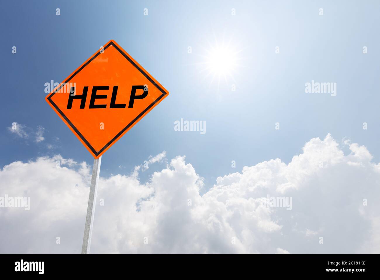 segno di traffico di diamante arancione in cielo blu soleggiato Foto Stock