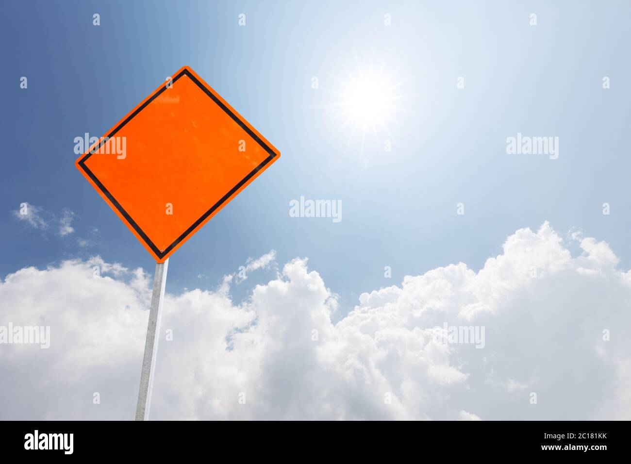 simbolo di diamante arancione vuoto in cielo blu Foto Stock