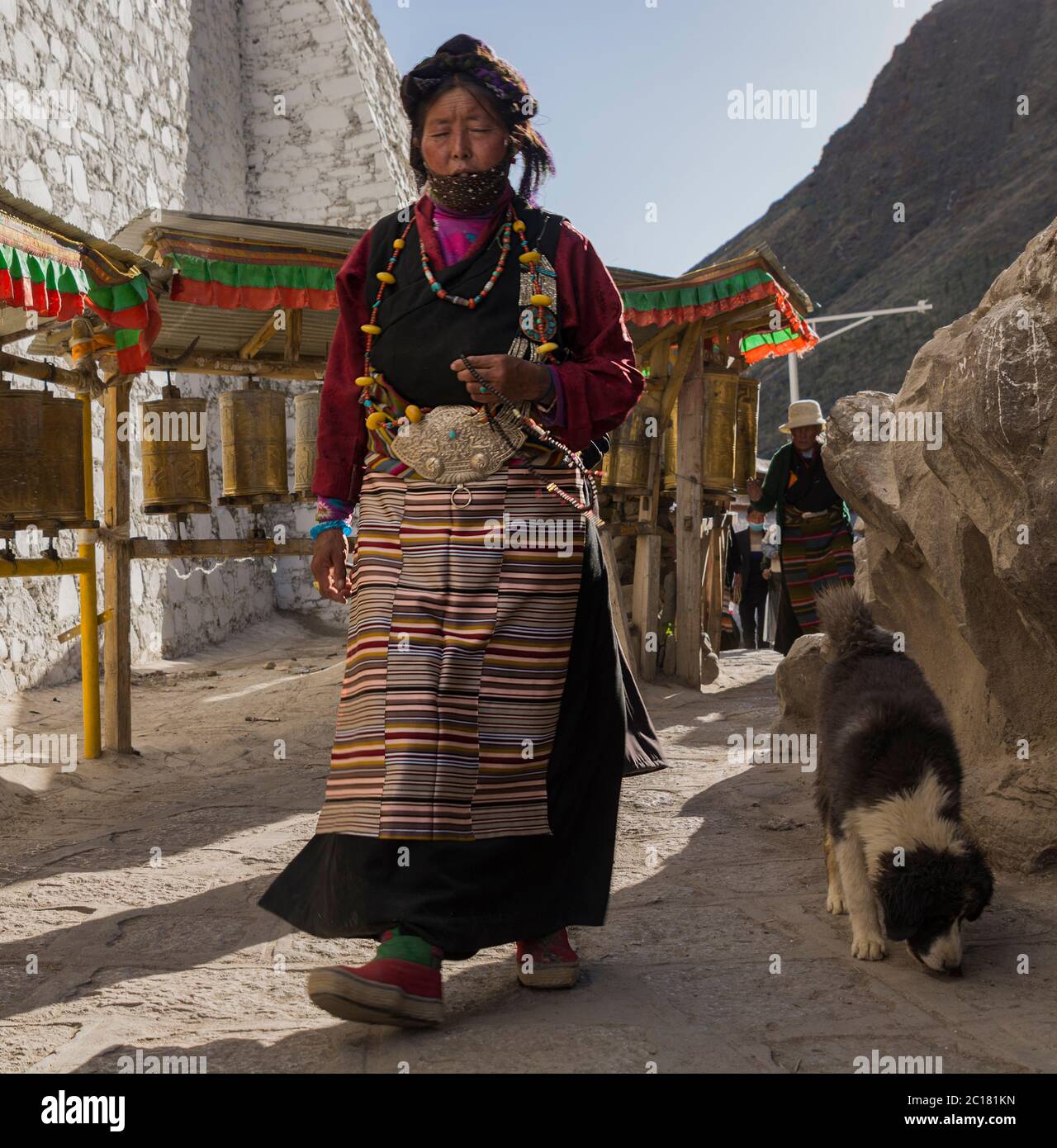 Per rendere merito e ottenere una migliore reincarnazione, i pellegrini camminano il Kora (sentiero rituale) intorno al monastero santo di Tashi Lhunpo, Tibet Foto Stock