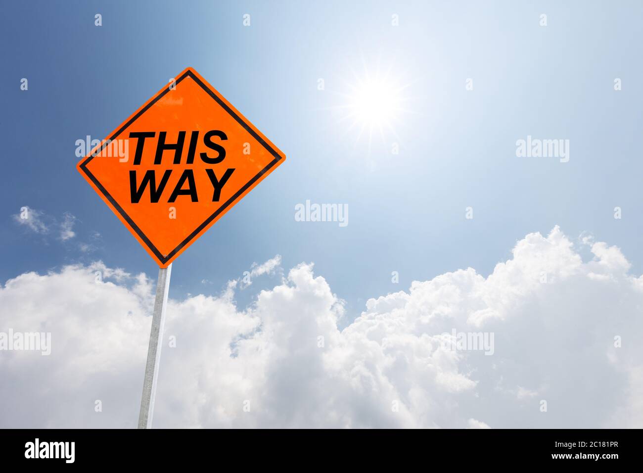 segno di traffico di diamante arancione in cielo blu soleggiato Foto Stock