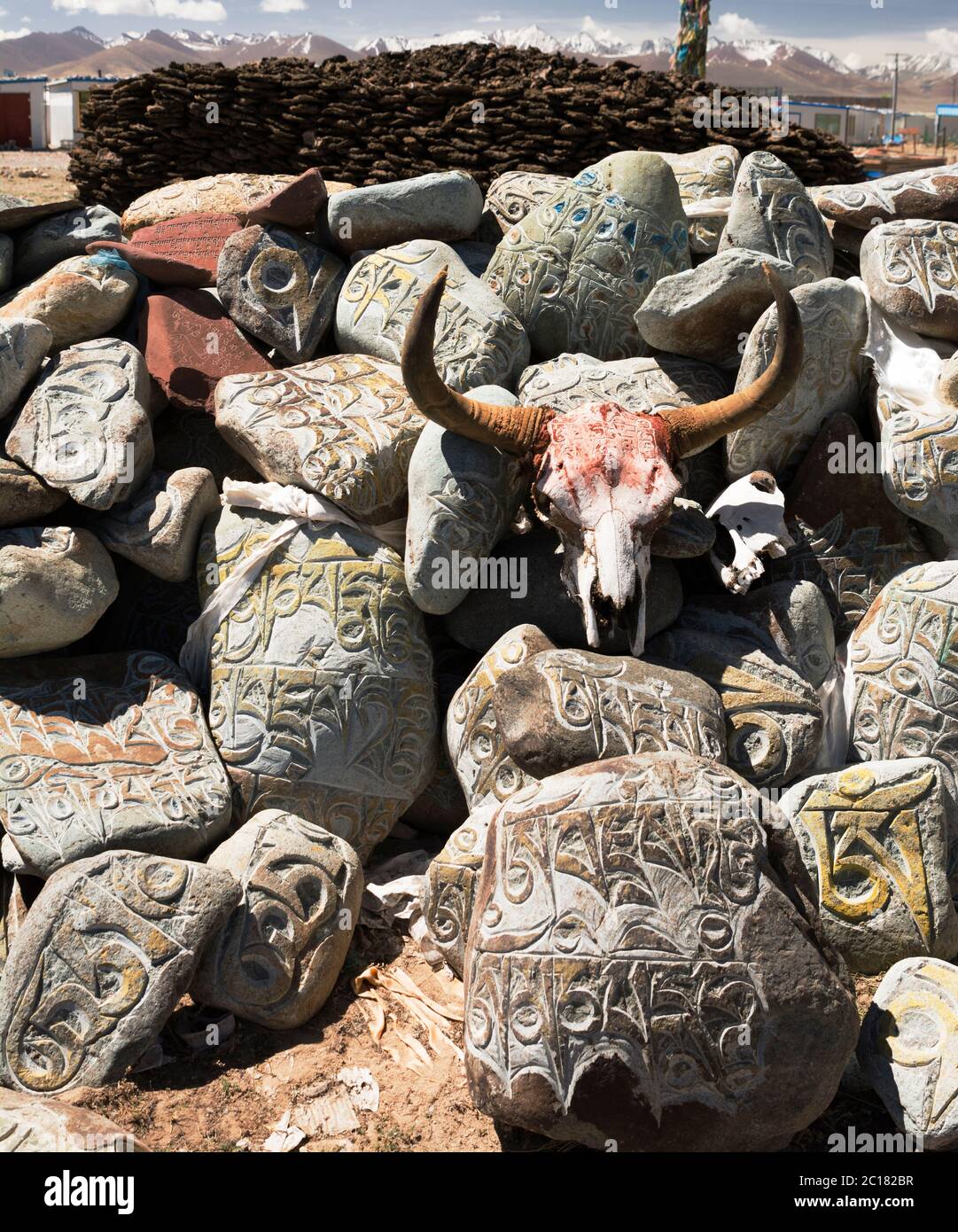 Un mucchio di pietre di mani e cranio di yak prega incessantemente il mantra Om mani Padme Hung, lago di Nam, Tibet Foto Stock