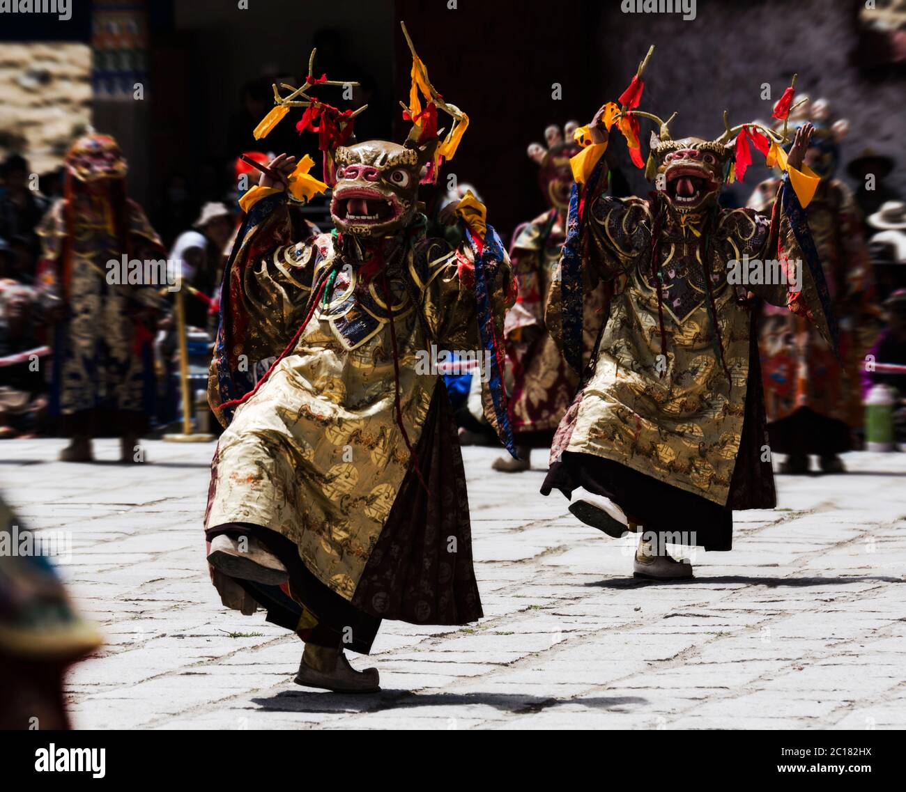 Cham Dance Performers durante il festival annuale presso il monastero di Tsurphu, Tibet Foto Stock