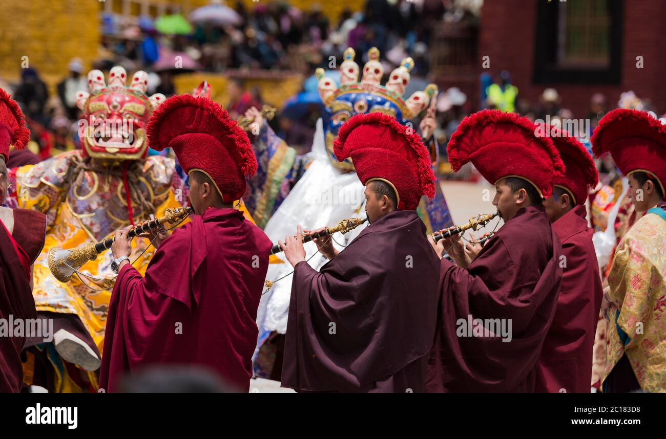 I monaci suonano musica durante il festival del monastero di Tsurphu, Tibet Foto Stock
