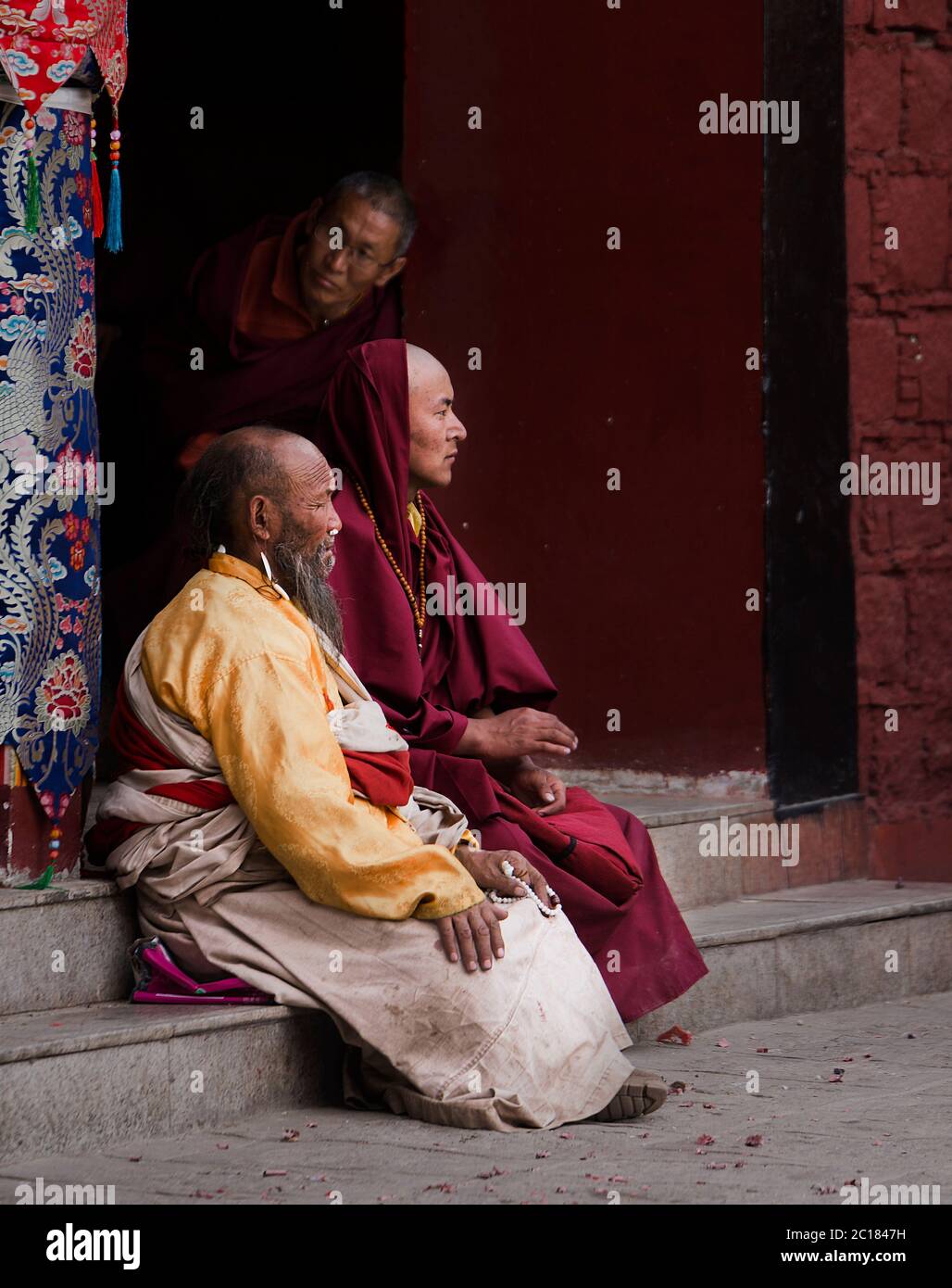 I santi assistono alla grande festa nel monastero di Tsurphu, in Tibet Foto Stock