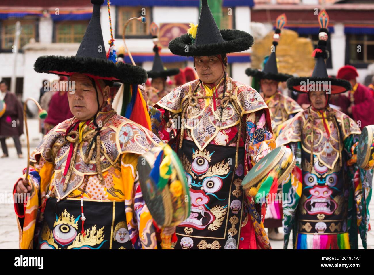 Cham Dance Performers durante il festival annuale presso il monastero di Tsurphu, Tibet Foto Stock