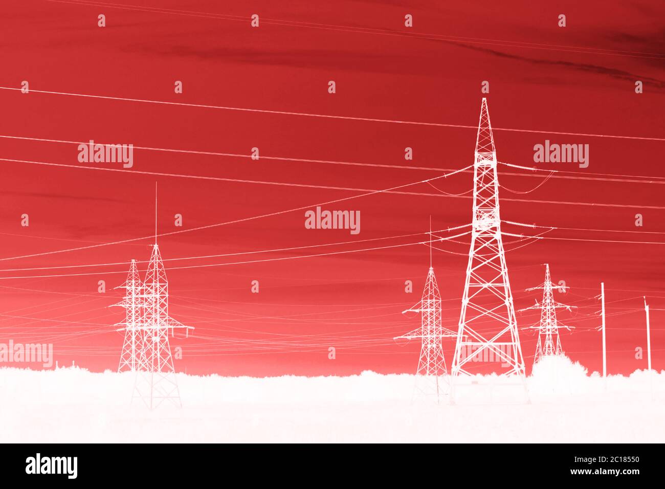 Linea di alimentazione ad alta tensione Pylon. Grandi torri di strutture metalliche con fili elettrici. Post-elaborazione del computer. Foto Stock