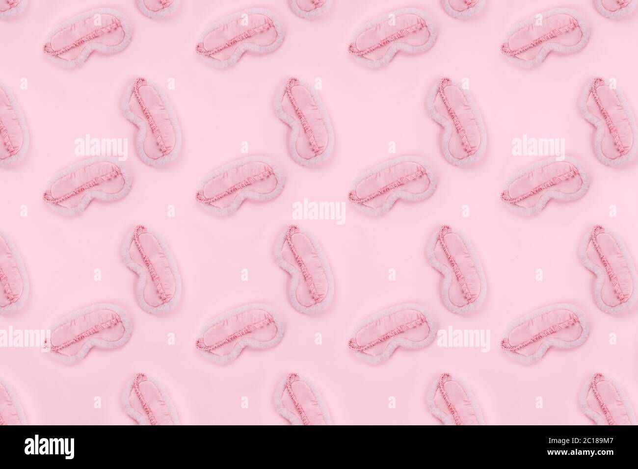 Modello di cute rosa soffice maschera sonno su goccia rosa. Gestione e ottimizzazione del sonno, beauty sleep, beauty e sleep log concetto. Posiziona per il testo Foto Stock