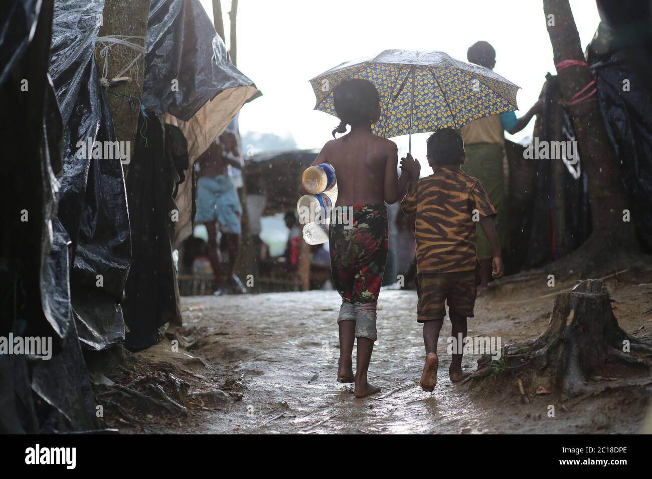 Un bambino rifugiato Rohingya che si appra a raccogliere acqua potabile nel campo profughi di Kutupalong, Bangladesh, martedì 03 ottobre 2017. Foto Stock