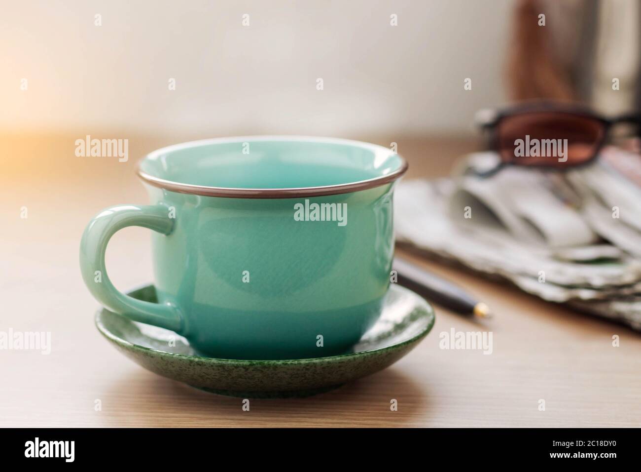 caffè caldo e bicchieri alla scrivania. Foto Stock