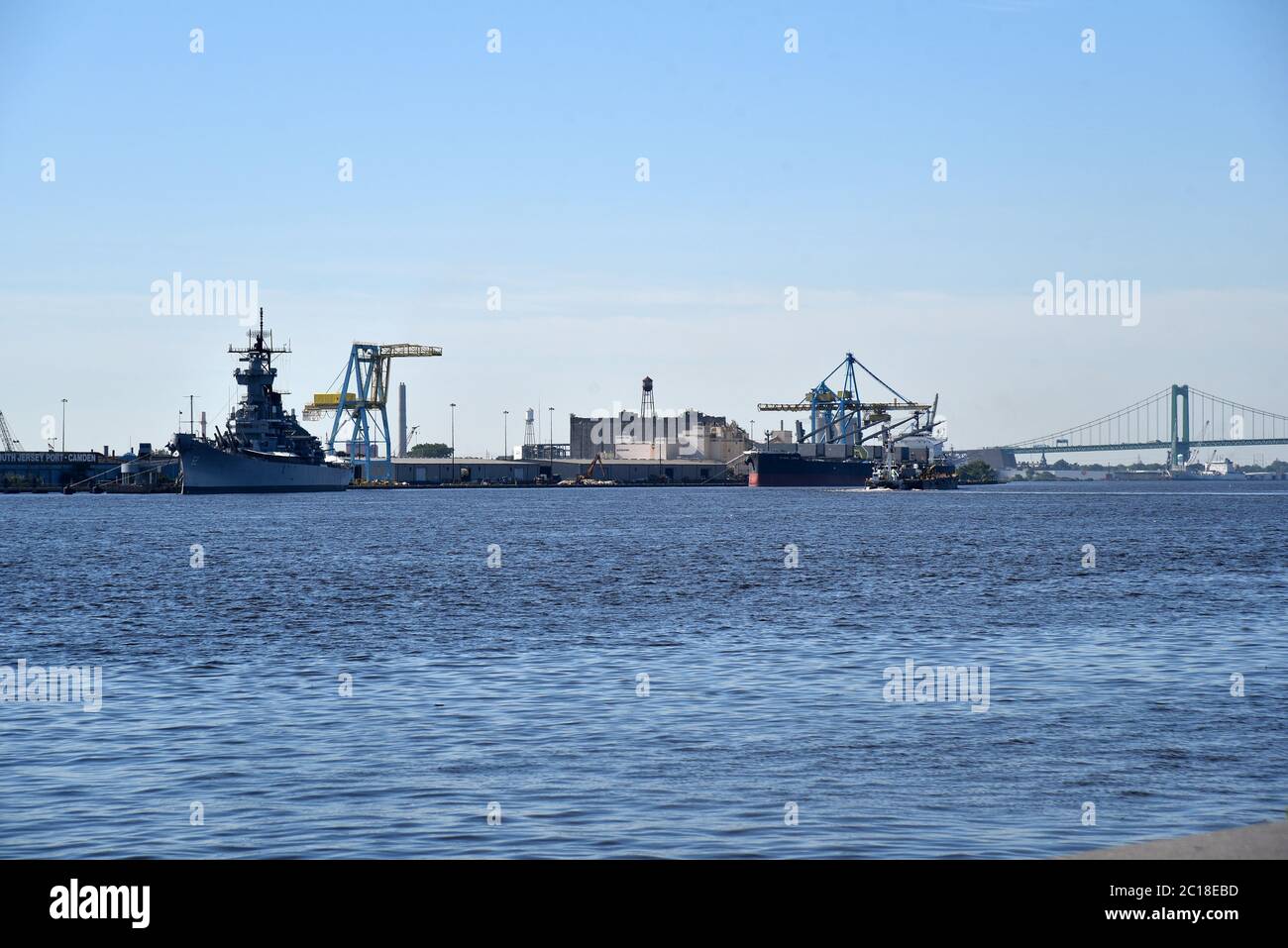 Philadelphia, PA/USA - 26 giugno 2019: La corazzata New Jersey e il ponte ben Franklin visto da Old Towne Philadelphia Foto Stock