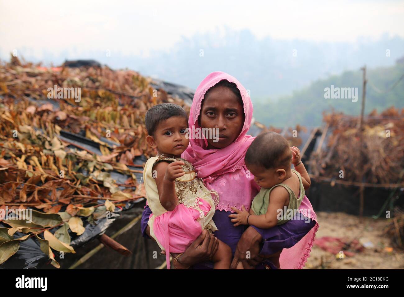 Una donna Rohingya si trova con i suoi due figli nel campo profughi di Thangkhali a Cox's Bazar, Bangladesh, giovedì 5 ottobre 2017. Foto Stock