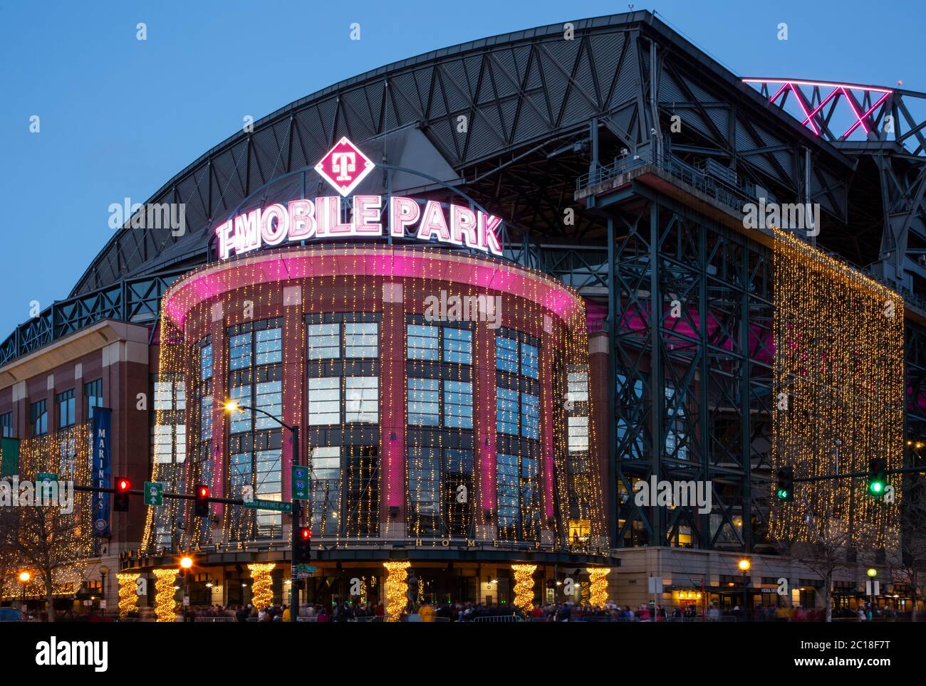 WA16777-00...WASHINGTON - T-Mobile Park, uno stadio di baseball, decorato per le celebrazioni invernali nel quartiere degli stadi di Seattle. 2019 Foto Stock