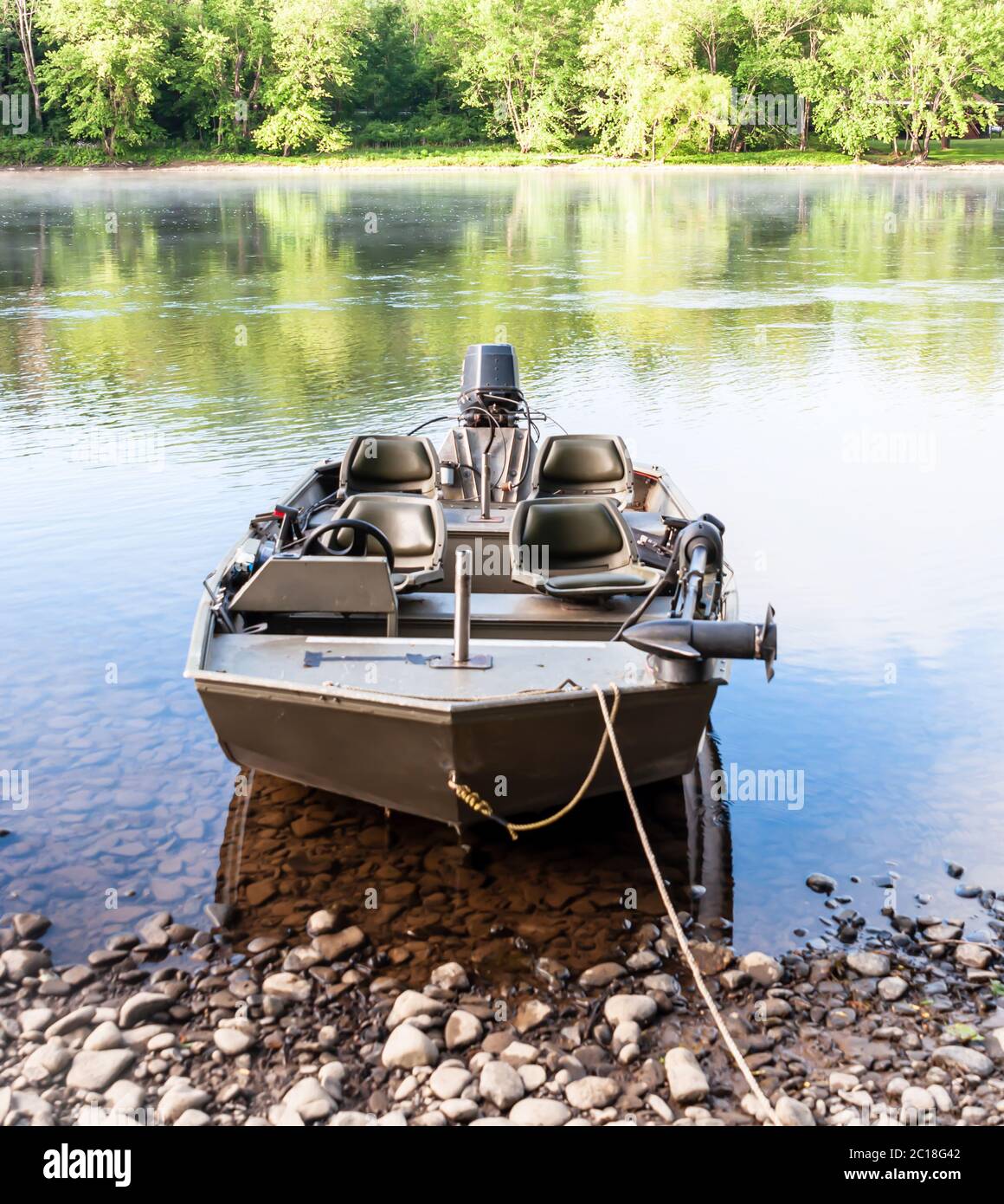 Una barca da pesca ricreativa ormeggiata sulla riva del fiume Allegheny nella contea di Warren, Pennsylvania, USA in una giornata di sole Foto Stock