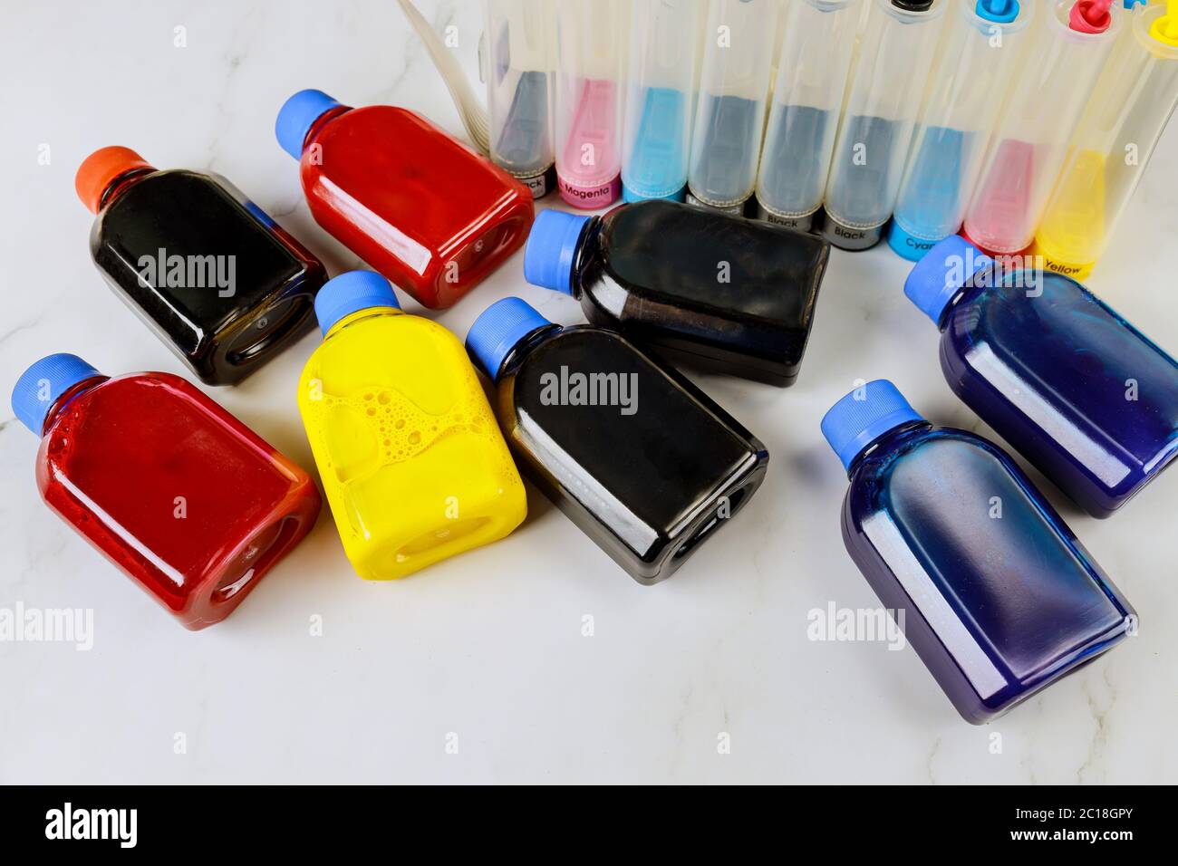 Riempimento nel set di bottiglie esterne del serbatoio di inchiostro per stampante a getto d'inchiostro Foto Stock