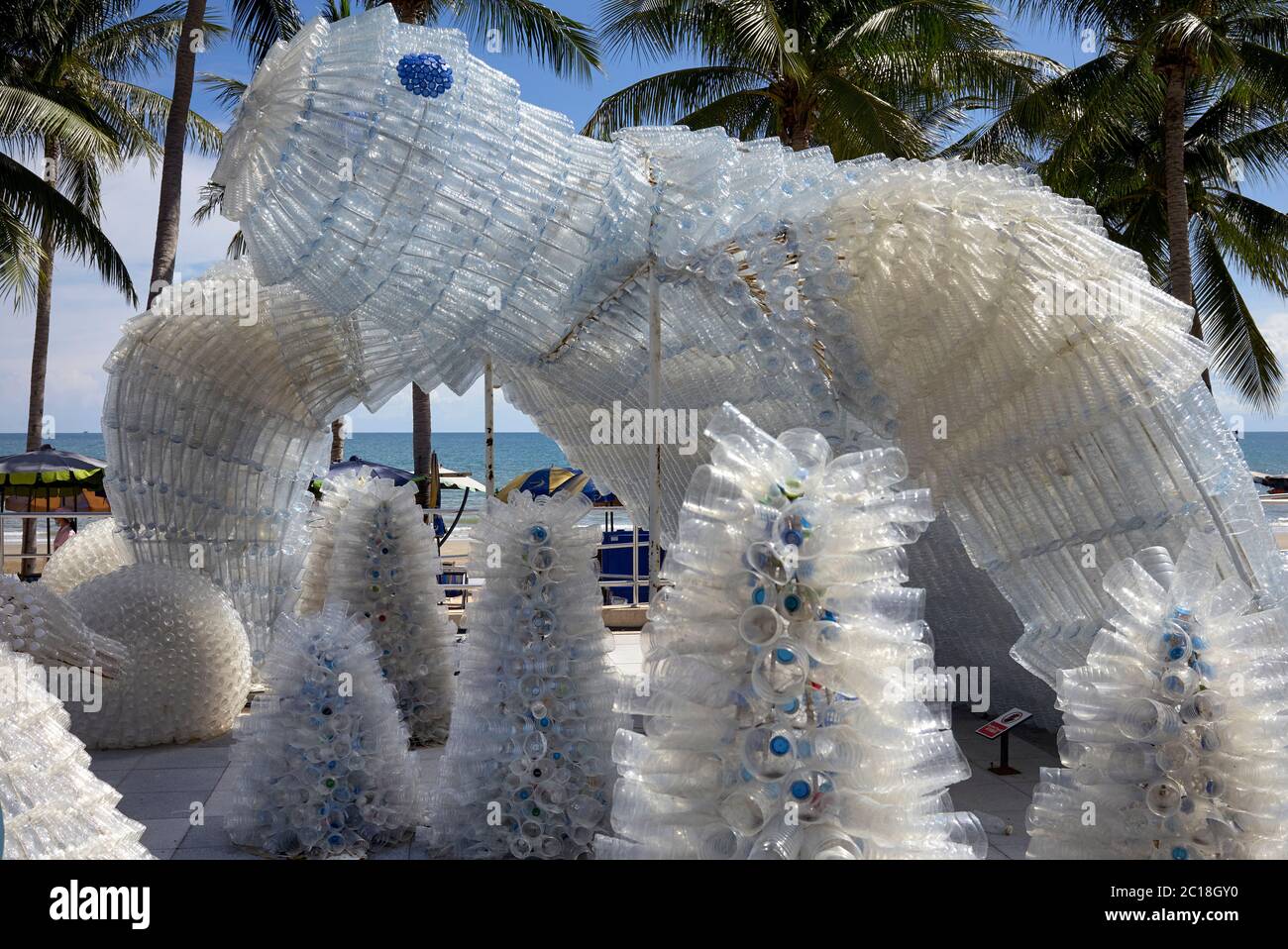 Arte plastica che usa bicchieri di plastica riciclata che mette in evidenza  i pericoli ambientali dello smaltimento della plastica in mare. Jomtien,  Pattaya, Tailandia Foto stock - Alamy