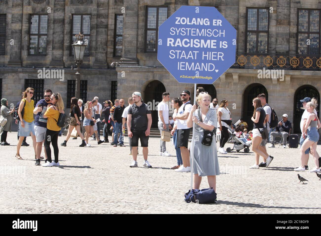 Un manifestante tiene un cartello con il segno ‘finché esiste un razzismo sistemico, qualcuno si leverà qui’ durante un’azione anti-razzismo davanti ai reali Foto Stock