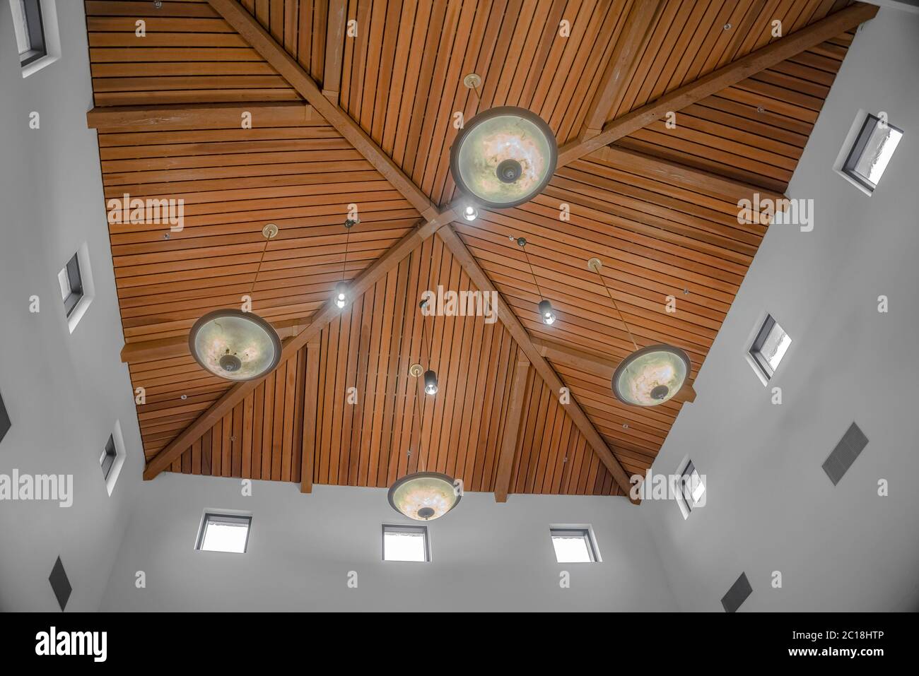 Soffitto interno in legno con quattro lampade interne Foto Stock