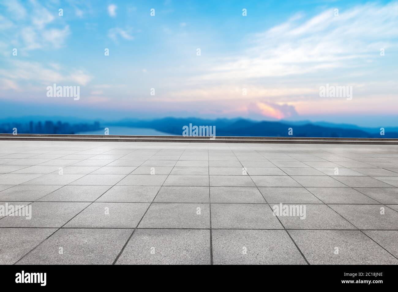 Vuoto con pavimento in marmo con la città moderna e il lungo fiume Foto Stock