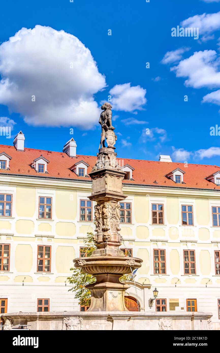 Storica fontana Massimiliana nel centro storico di Bratislava, Slovacchia Foto Stock