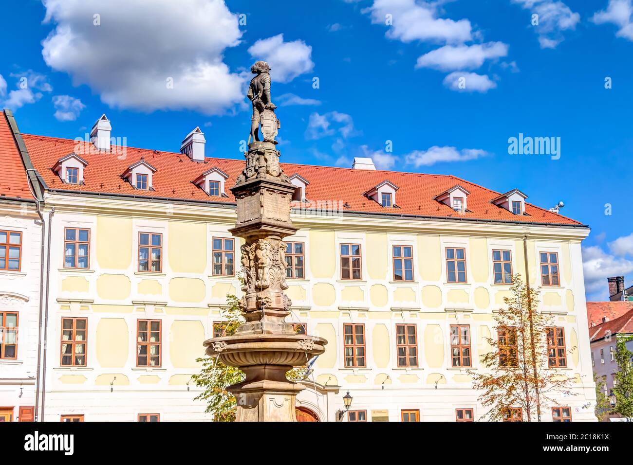 Storica fontana Massimiliana nel centro storico di Bratislava, Slovacchia Foto Stock