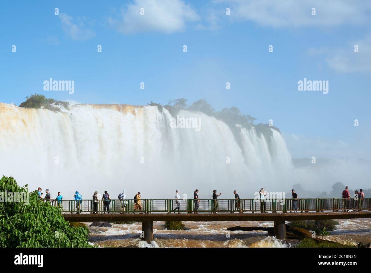 Persone sul ponte di Iguacu Foto Stock