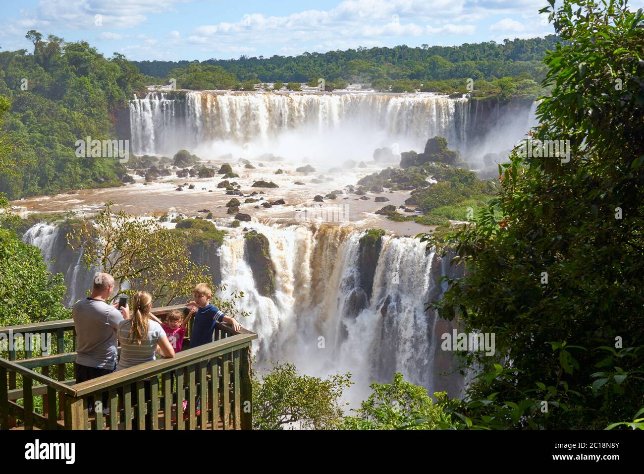 Una famiglia che scatta una foto a Iguazu, lato del Brasile Foto Stock