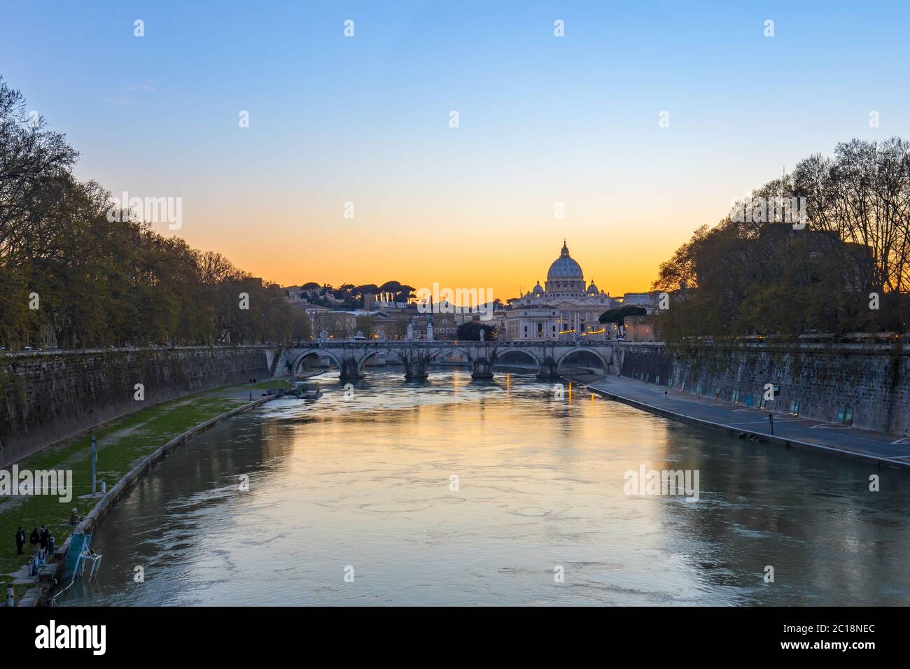 Vista al tramonto sullo stato della città del Vaticano a Roma, Italia Foto Stock