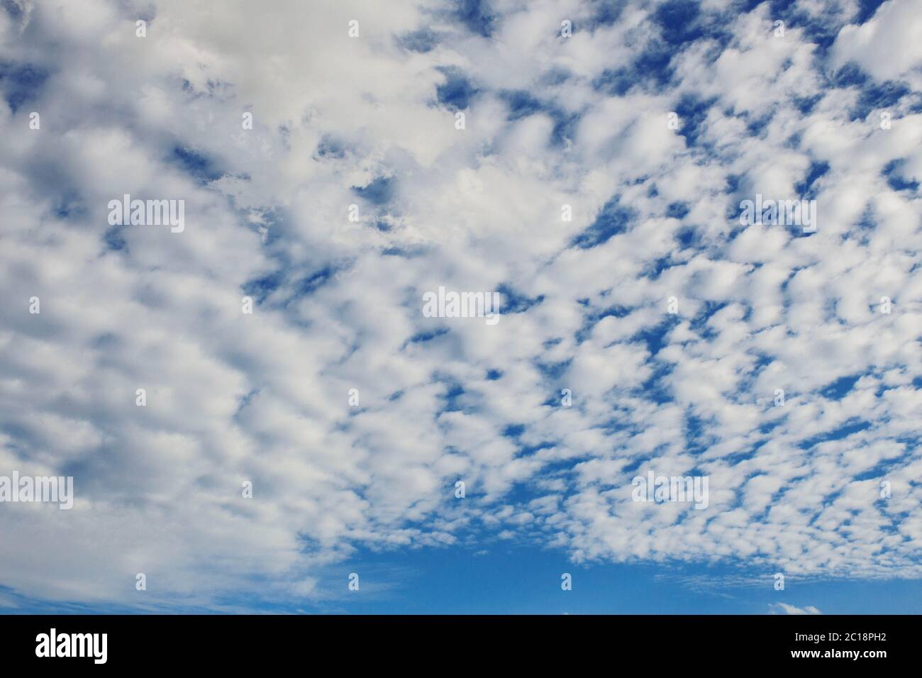 nuvole al cielo blu. Foto Stock