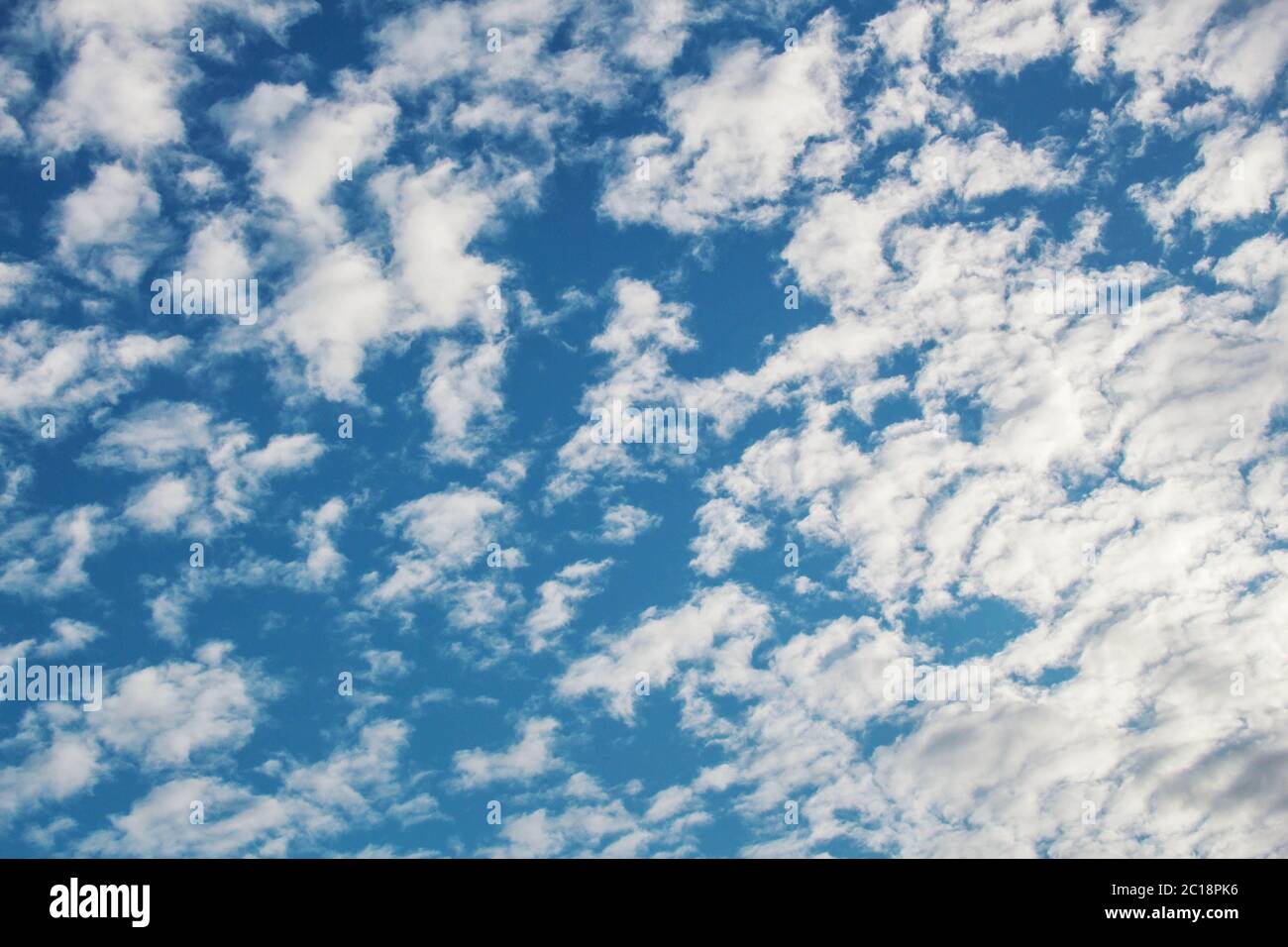 nuvole e sfondo blu cielo. Foto Stock