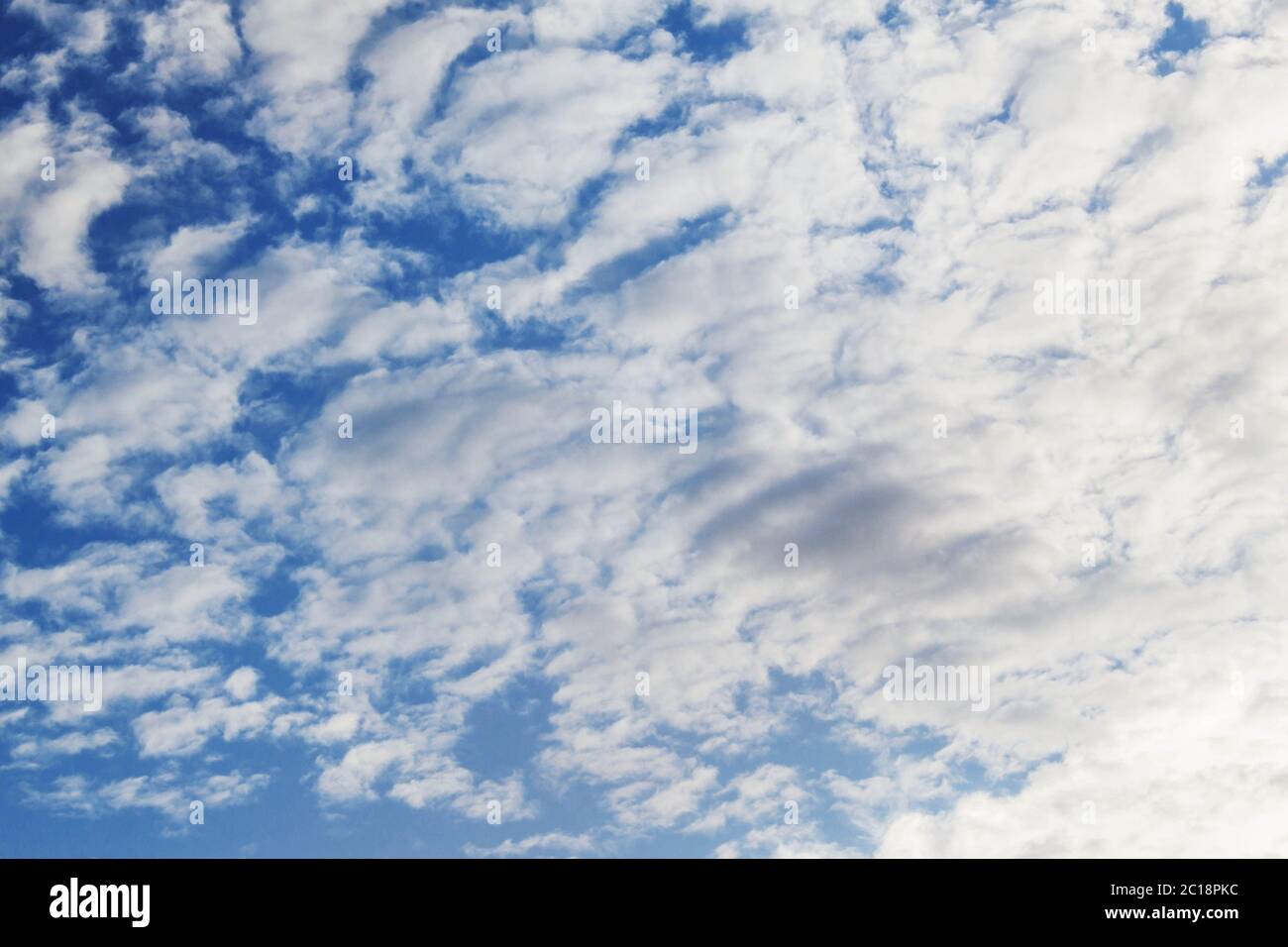 nuvole con sfondo blu cielo. Foto Stock