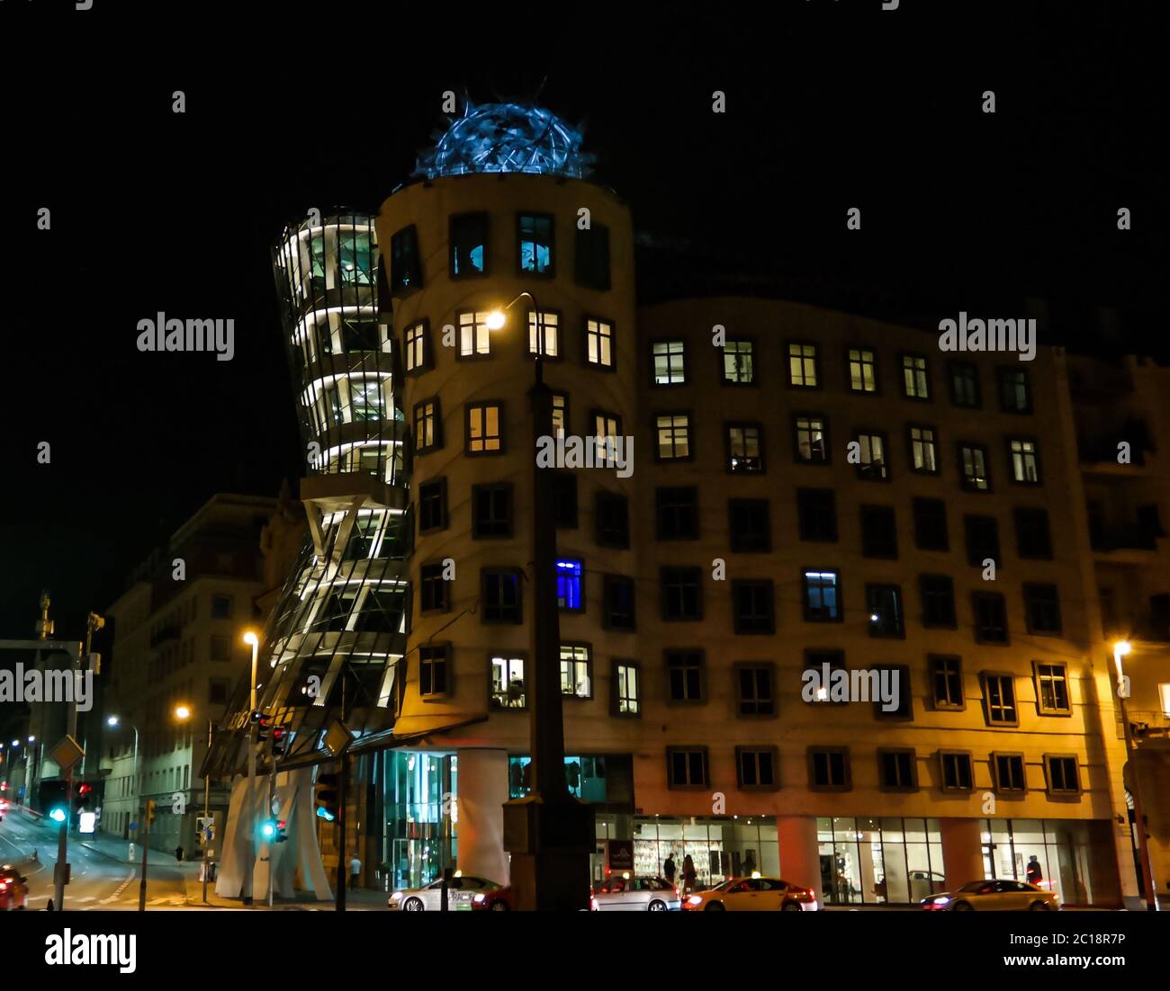 Vista notturna alla Dancing House di Praga, Repubblica Ceca Foto Stock