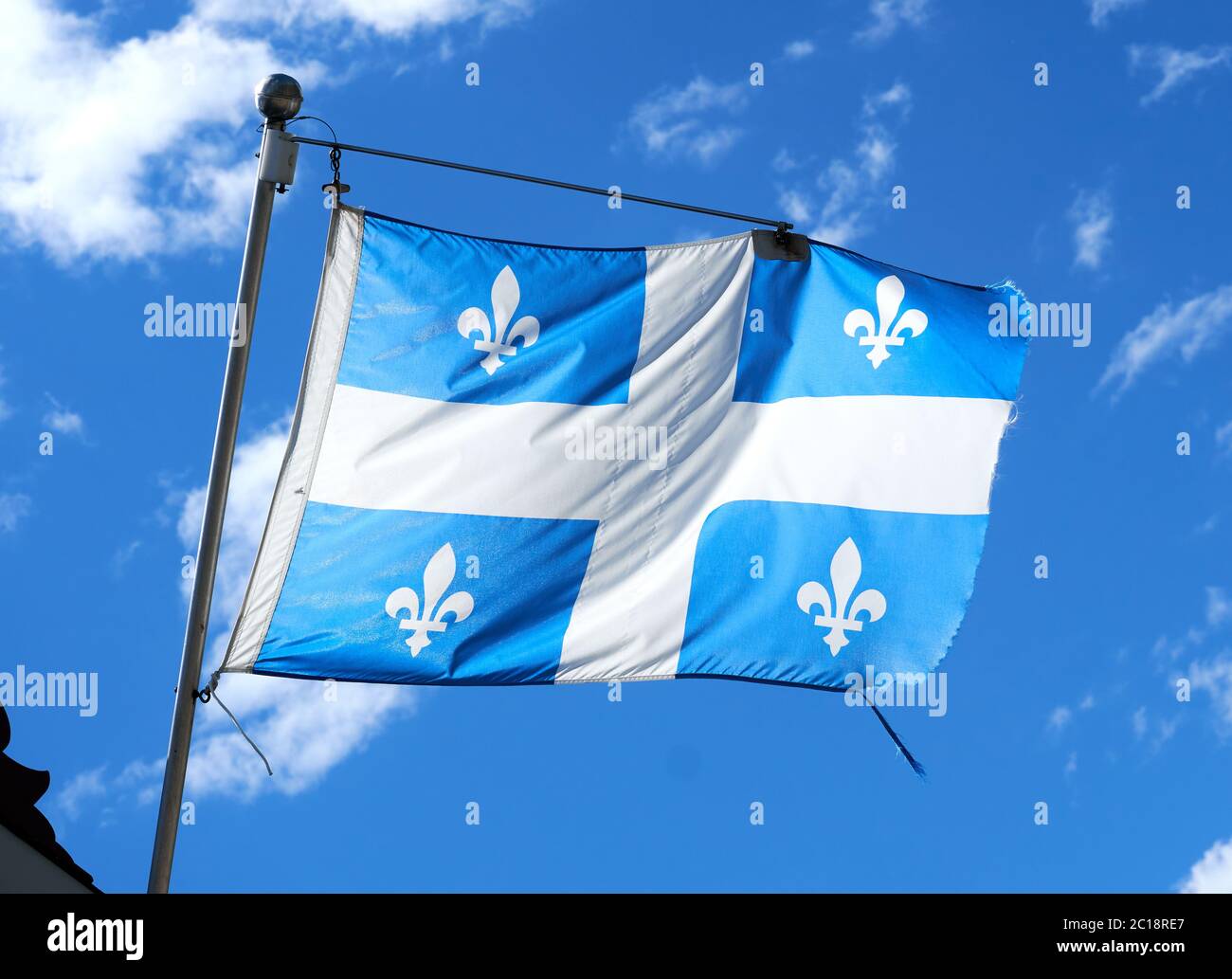 La bandiera sventolante del Quebec su uno sfondo blu del cielo. La bandiera del Quebec, chiamata Fleurdelise rappresenta la provincia canadese del Quebec, la bandiera Foto Stock