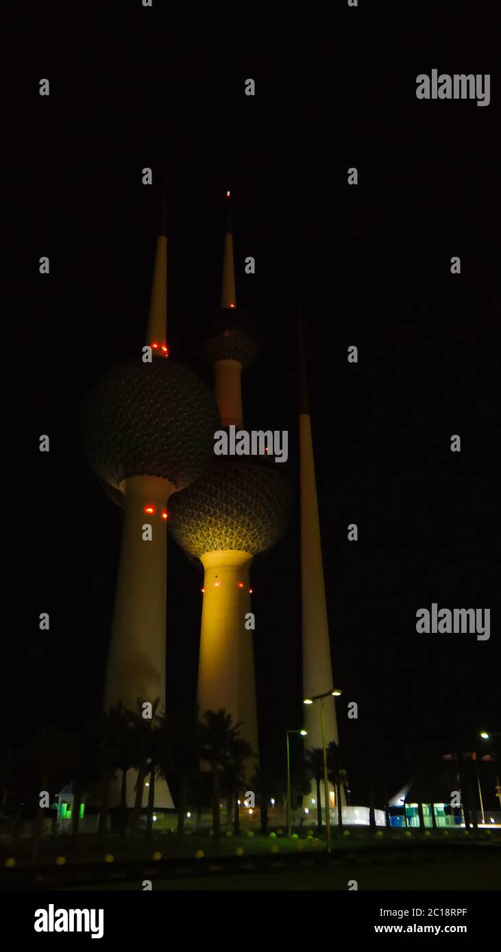 Vista esterna del lago artificiale di acqua dolce, noto anche come Kuwait Towers di notte, Kuwait Foto Stock