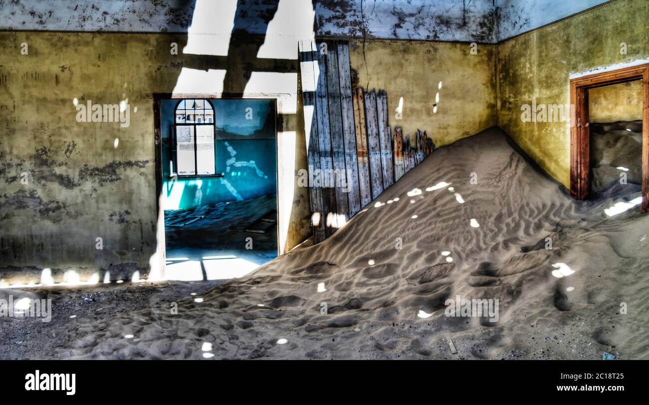Interno di casa in rovina nella città fantasma Kolmanskop Foto Stock