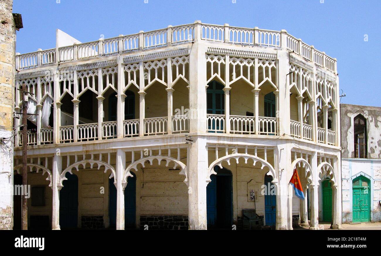 Edificio in stile coloniale sulla strada di Massawa, Eritrea Foto Stock