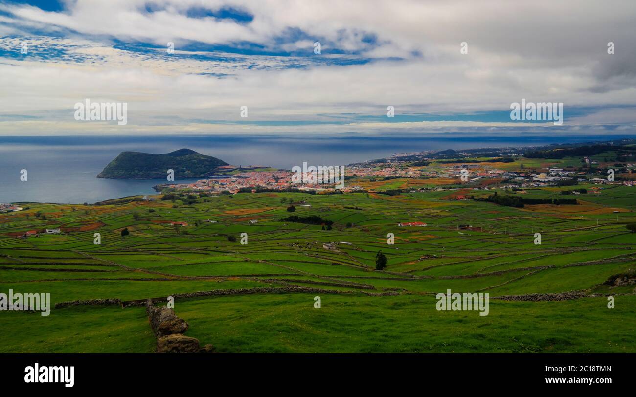 Paesaggio con il vulcano Monte Brasil e Angra do Heroismo, isola di Terceira, Azzorre, Portogallo Foto Stock