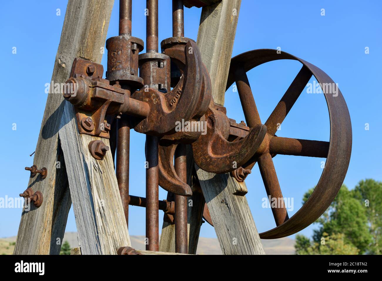 Ingranaggi e pulegge di vecchie attrezzature minerarie all'esterno Foto Stock