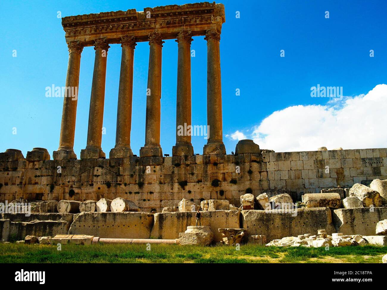 Rovine del tempio di Giove e grande corte di Heliopolis a Baalbek, valle di Bekaa, Libano Foto Stock