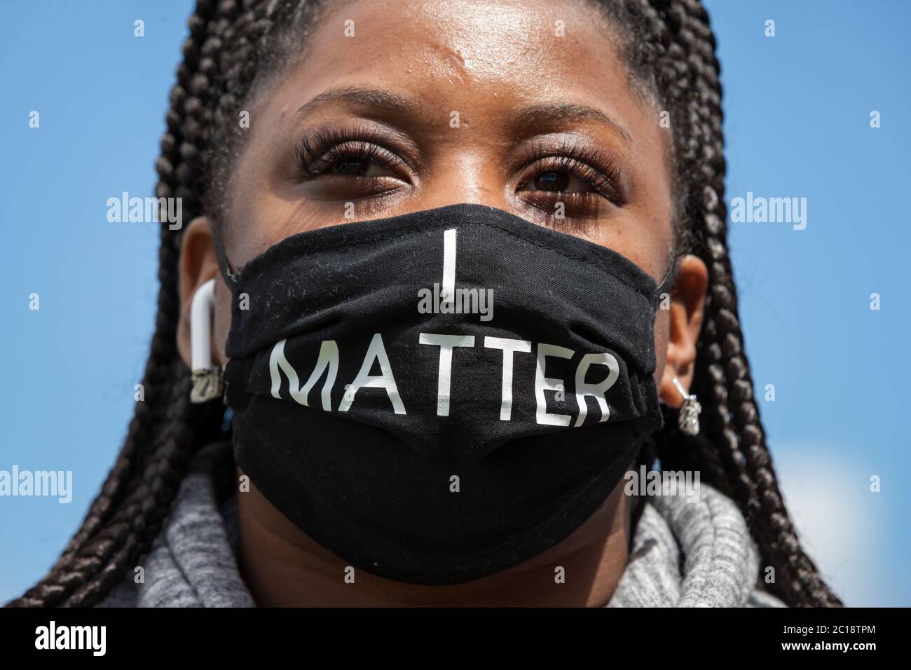Mishayra Holt indossa una maschera facciale con il messaggio "i Matter" in una marcia a sostegno del movimento Black Lives Matter nel quartiere High Point di Seattle domenica 14 giugno 2020. Foto Stock