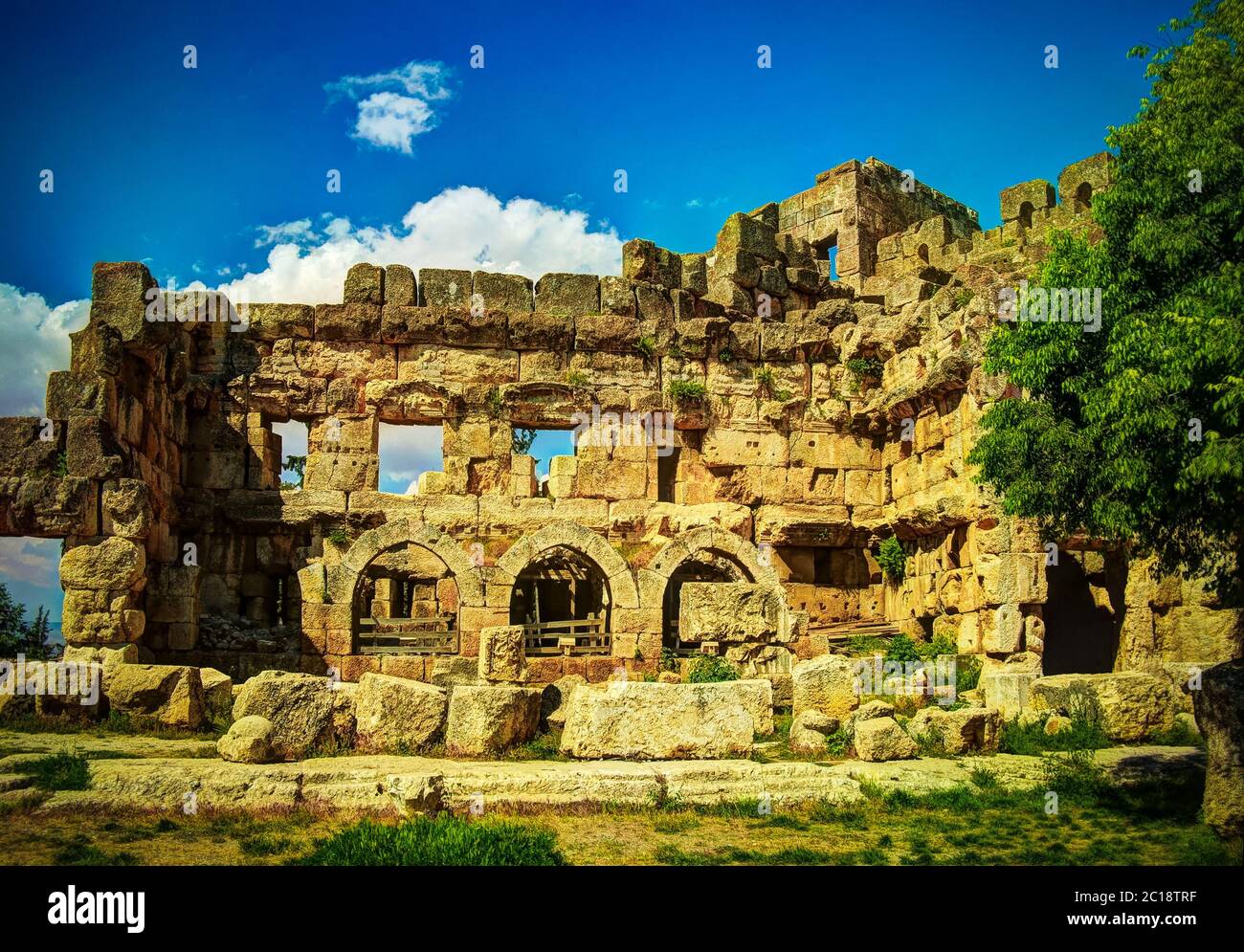 Rovine del tempio di Giove e grande corte di Heliopolis a Baalbek, valle di Bekaa, Libano Foto Stock