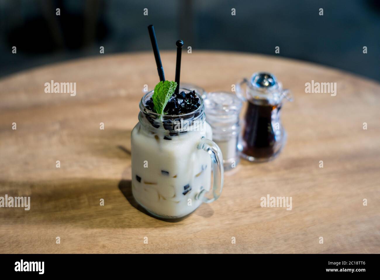 Un bicchiere di gelatina di latte di soia Foto Stock