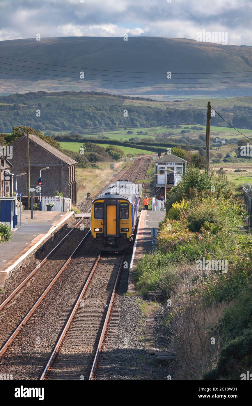 Treno sprinter classe 156 della ferrovia nord in arrivo alla piccola fermata di richiesta della stazione ferroviaria a Drigg sulla linea ferroviaria della costa Cumbria in Cumbria Foto Stock