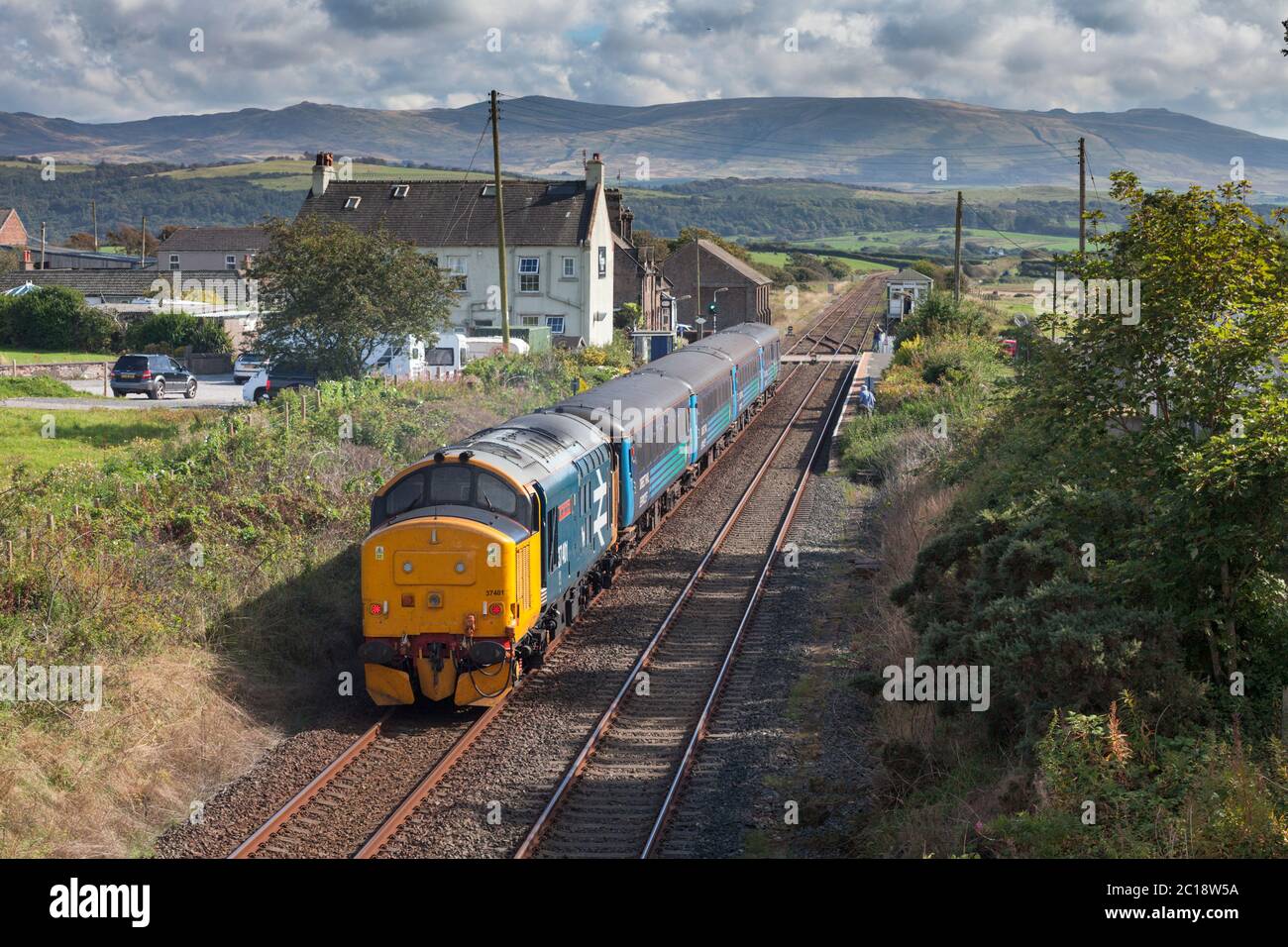 Linea diretta servizi locomotiva classe 37 37401 in arrivo alla stazione ferroviaria di Drigg sulla linea ferroviaria costiera della Cumbria con un treno ferroviario Nord Foto Stock