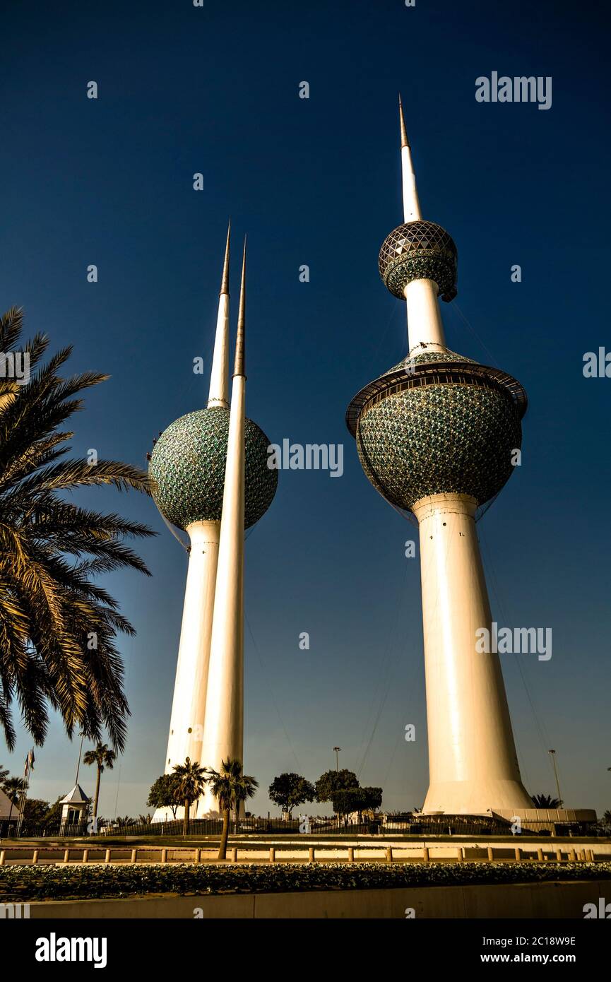 Vista esterna del lago artificiale di acqua dolce, alias Kuwait Towers- 07.01.2015 Kuwait Foto Stock