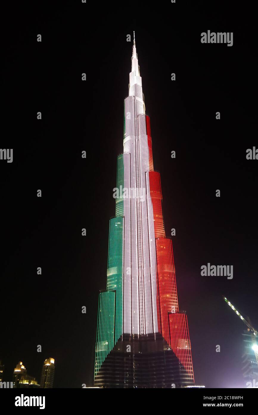 Vista notturna al grattacielo Burj Khalifa a Dubai, bandiera del Kuwait, Emirati Arabi Uniti Foto Stock